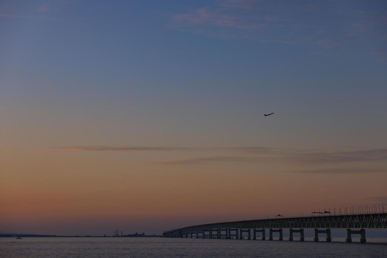 Omo Kansai Airport By Hoshino Resorts Izumisano Ngoại thất bức ảnh The Chesapeake Bay Bridge at sunset