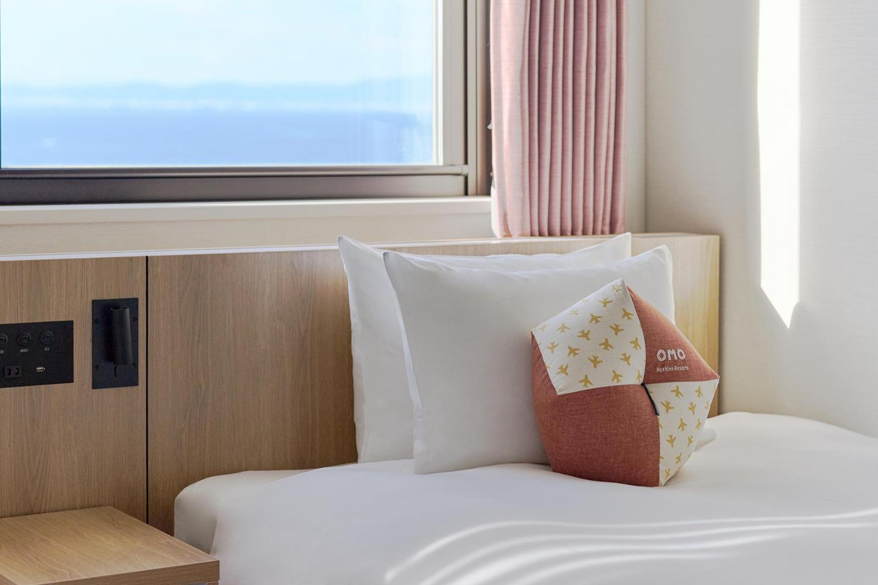 Omo Kansai Airport By Hoshino Resorts Izumisano Ngoại thất bức ảnh A bed with a pillow